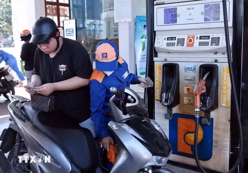 La gasolinera de Petrolimex en Luong Yen, Hanoi, ha cambiado completamente a gasolina E10. (Foto: VNA)