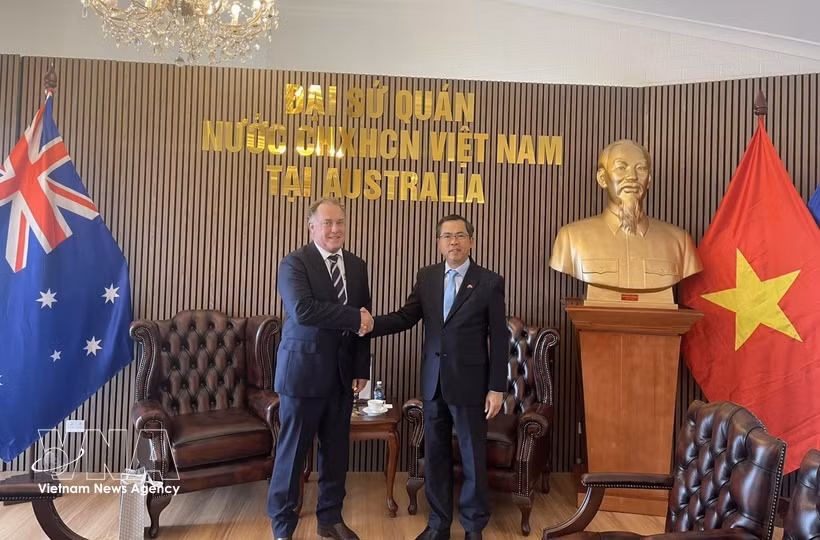 El embajador Pham Hung Tam y el presidente de la Federación Nacional de Agricultores de Australia, Hamish McIntyre. (Foto: VNA)