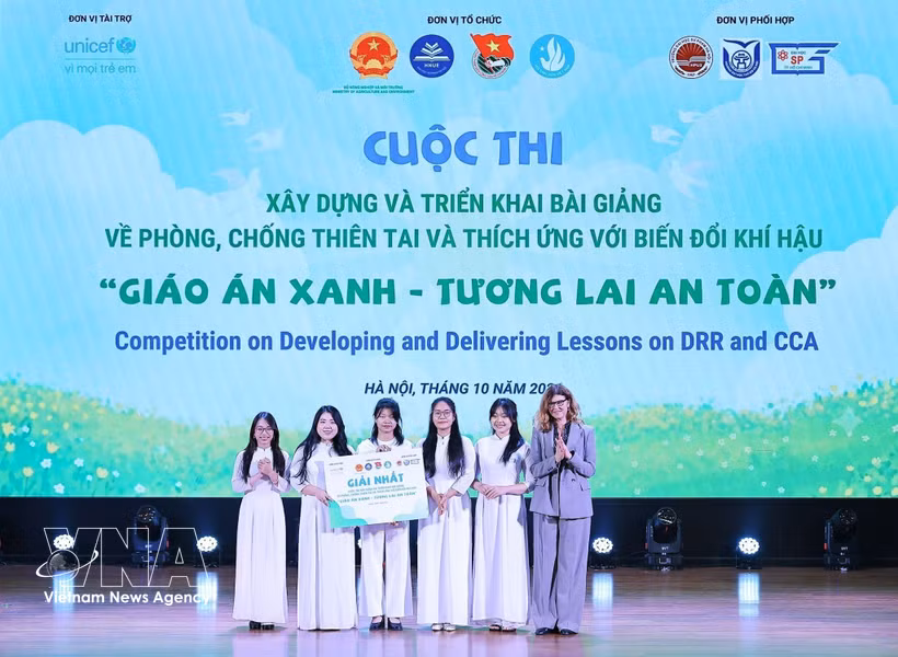 Silvia Danailov, Representante de UNICEF en Vietnam, entrega el primer premio del Concurso para el Desarrollo e Implementación de Planes de Estudio sobre Prevención de Desastres y Adaptación al Cambio Climático al equipo de la Facultad de Educación Infantil, Universidad Pedagógica de Hanoi (Foto: VNA)