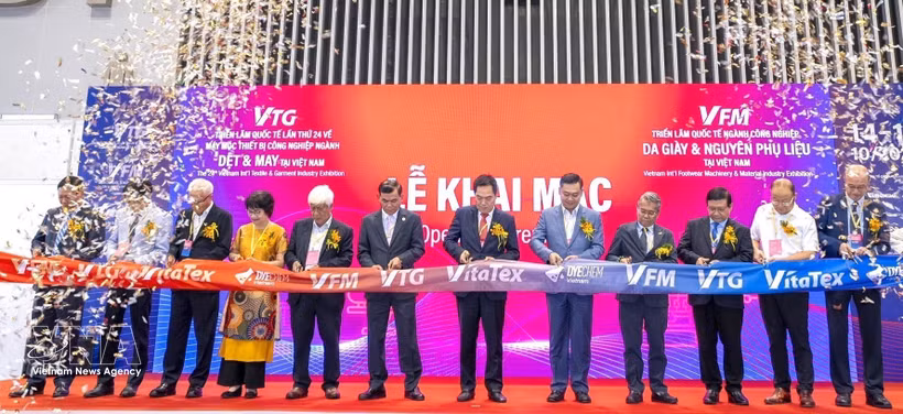 Los delegados realizan la ceremonia de corte de cinta para inaugurar la exposición. (Foto: VNA)
