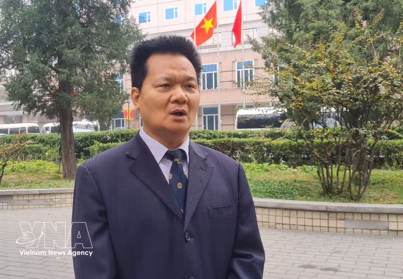 El investigador Wang Hanling durante la entrevista con la VNA (Foto: VNA)