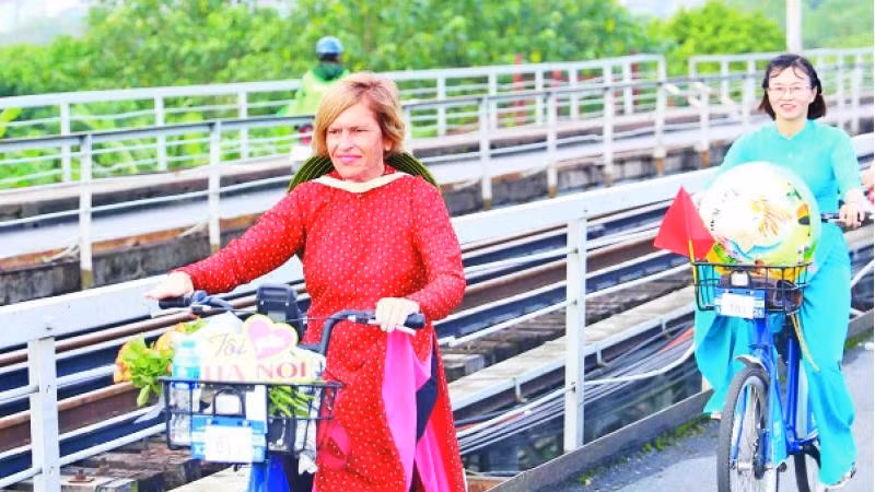 Stella Ciorra en un programa de ciclismo para promover el patrimonio del ao dai vietnamita (Fuente: nhandan.vn) 