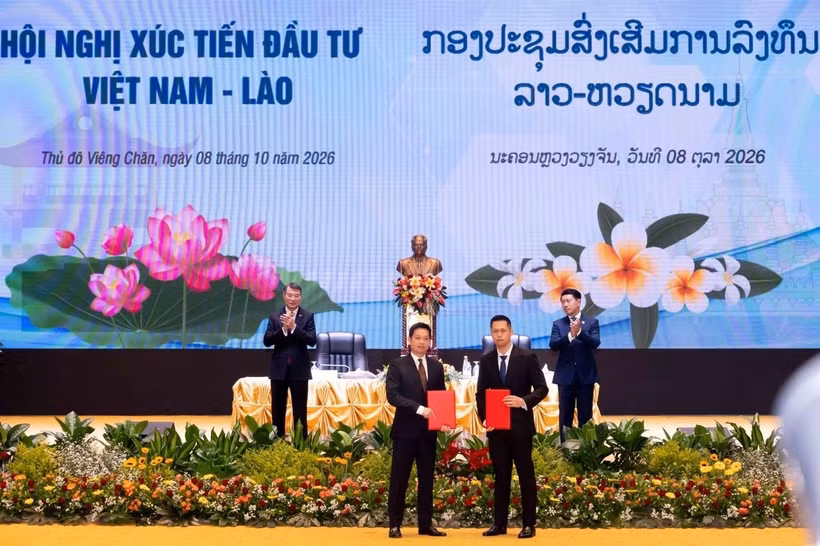 El primer ministro de Vietnam, Le Minh Hung, y su homólogo laosiano, Saleumxay Kommasith, presencian la ceremonia de firma del acuerdo de cooperación entre PV Power y la empresa PSGC. (Foto: petrovietnam.petrotimes.vn)