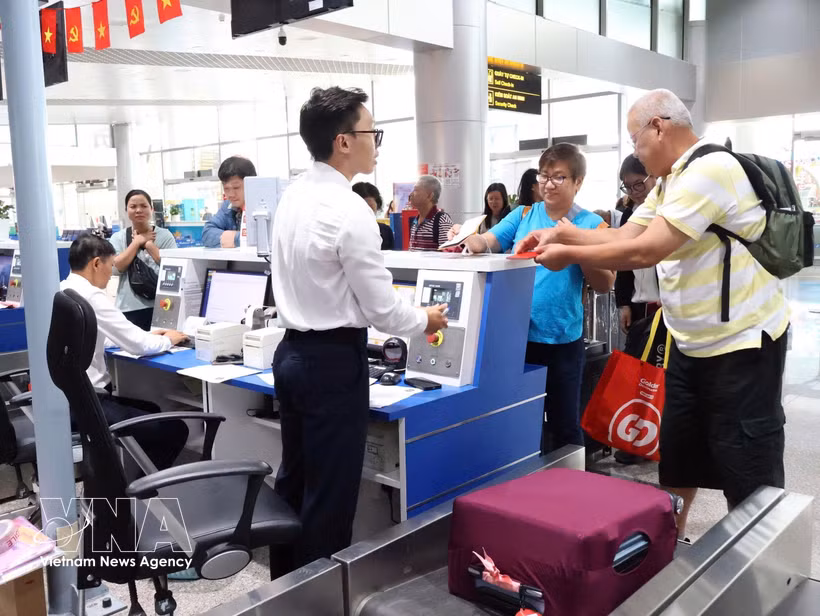 Turistas internacionales realizan los trámites de facturación en el Aeropuerto Internacional de Lien Khuong. (Foto: VNA)