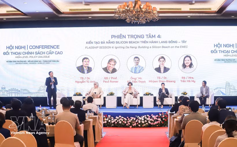 Tran Ha My (sentada en el derecho del escenario) asiste a la Conferencia de Diálogo Político de Alto Nivel sobre Nuevos Modelos de Crecimiento, Innovación y Ciudades Globales, celebrada en Da Nang en julio de 2026. (Foto: VNA)
