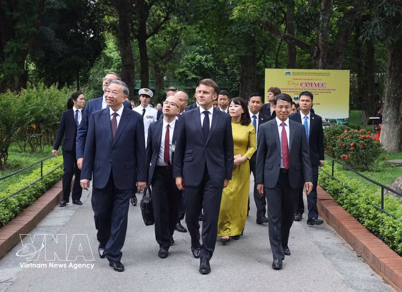 El secretario general del Partido Comunista y presidente de Vietnam, To Lam, y el presidente francés, Emmanuel Macron, visitan el monumento a Ho Chi Minh en el Palacio Presidencial, mayo de 2025. (Foto: VNA)