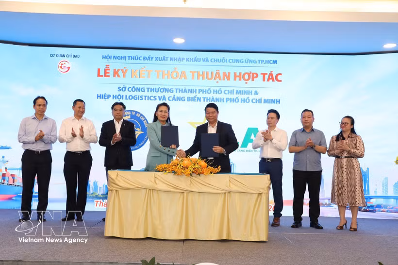 El Departamento de Industria y Comercio de Ciudad Ho Chi Minh firma un memorando de entendimiento con la Asociación de Logística y Puertos de Ciudad Ho Chi Minh. (Foto: VNA)