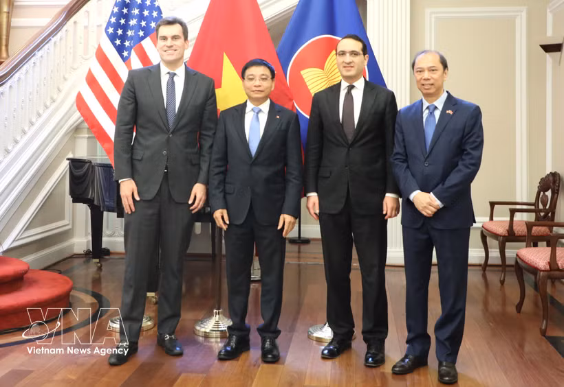El viceprimer ministro Nguyen Van Thang con líderes del Departamento de Comercio de Estados Unidos, incluyendo al subsecretario Jeffrey Kessler y al subsecretario William Kimmitt (Foto: VNA)