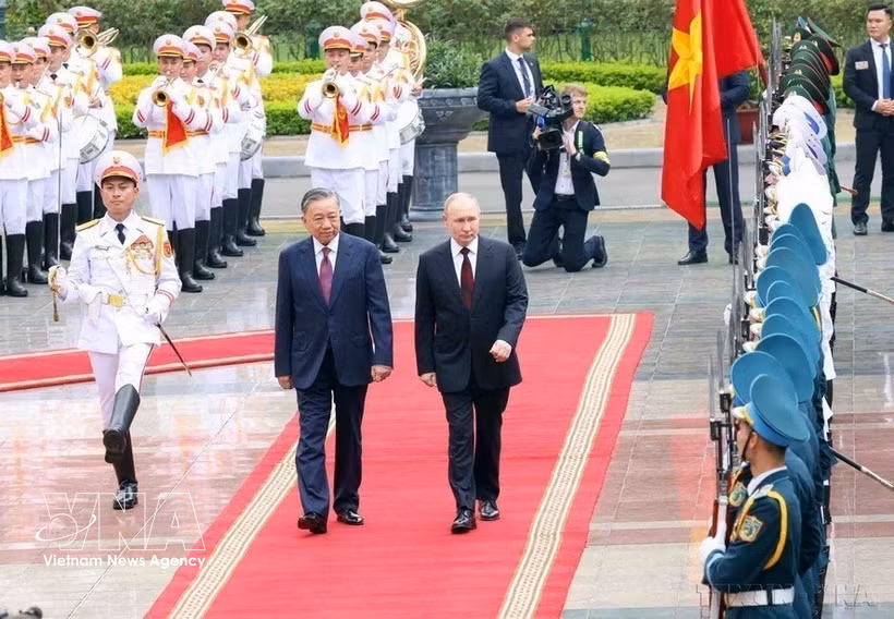 El presidente To Lam preside la ceremonia de bienvenida al presidente de Rusia, Vladimir Vladimirovich Putin, a Vietnam, por invitación del secretario general Nguyen Phu Trong, del 19 al 20 de junio de 2024. (Foto: VNA)