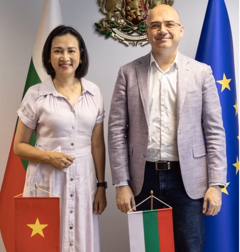 La embajadora de Vietnam en Bulgaria, Nguyen Thi Minh Nguyet, y el ministro de Turismo de Bulgaria, Ilin Dimitrov. (Foto: VNA)