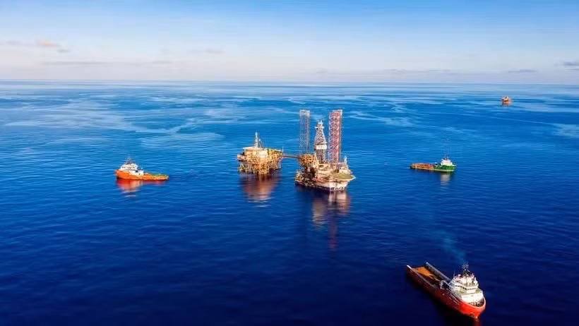 Traslado de una plataforma autoelevable a un emplazamiento de perforación de petróleo y gas en alta mar (Foto: Petrovietnam)