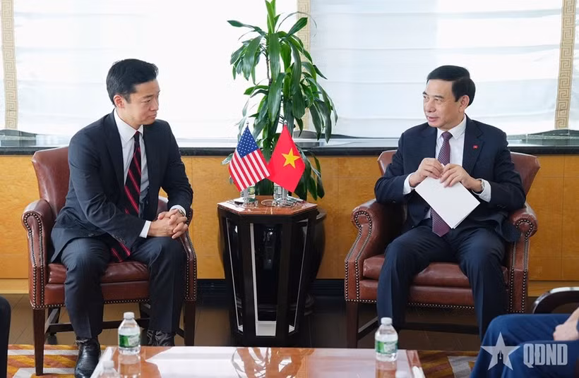 El general Phan Van Giang recibe a John Noh, subsecretario de Guerra de Estados Unidos (Foto: qdnd.vn) 