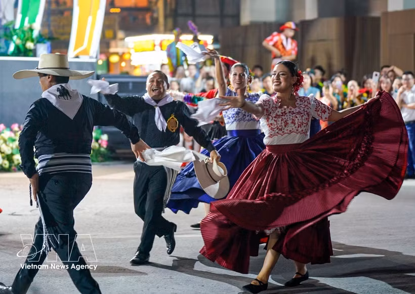 Trajes tradicionales de diversos países crean un colorido espacio de intercambio cultural en Hanoi (Foto: VNA)