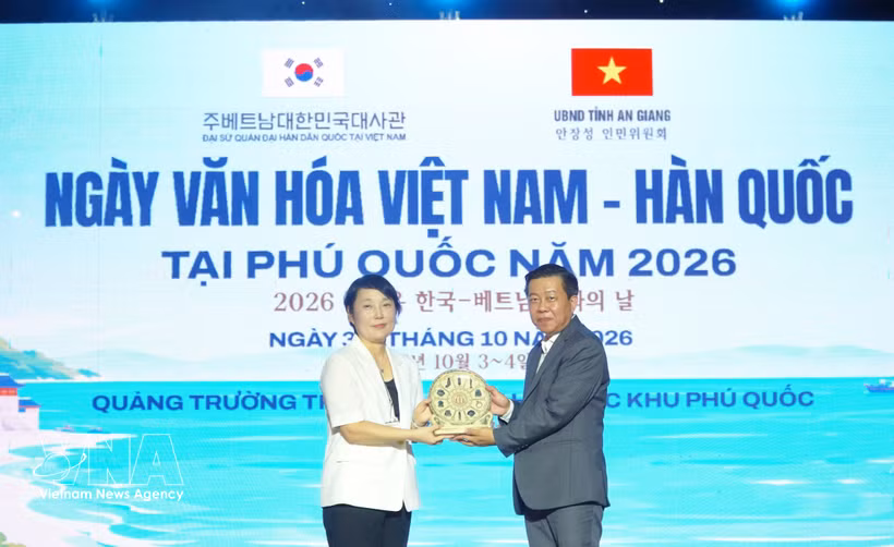 Funcionario del Departamento de Cultura y Deportes de la provincia de An Giang entregan obsequios a Park Chan A, primeras secretaria de la Embajada de Corea del Sur en Vietnam y directora del Centro Cultural Surcoreano. (Foto: VNA)