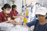 Chequeos médicos para los residentes en el centro de salud del barrio de Cho Lon, Ciudad Ho Chi Minh. (Foto: VNA)