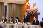El viceministro de Planificación e Inversiones Tran Quoc Phuong responde a las preguntas de la prensa. (Fuente: VNA) 
