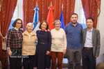 La embajadora de Vietnam en Argentina, Ngo Minh Nguyet, (tercera de la izquierda) y miembros de la Junta Directa del ICAV. (Foto: VNA)