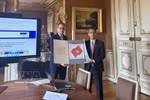 El subjefe de la Oficina del Comité Central del Partido, Vo Thanh Hung, recibe documentos de archivo sobre el Presidente Ho Chi Minh, entregados por los Archivos Nacionales de Ultramar, dependientes del Ministerio de Cultura de Francia. (Foto: VNA) 