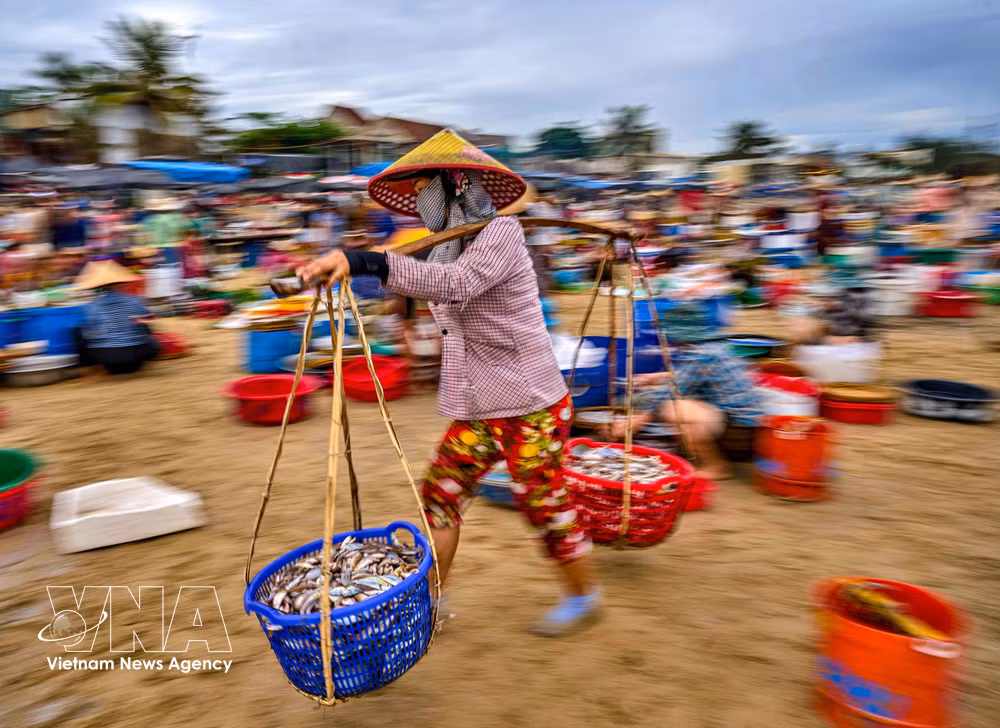 vnanet_khong-chi-la-noi-giao-thuong-hai-san-cho-ca-tam-tien-con-phan-anh-sinh-dong-doi-song-cua-cong-dong-cu-dan-mien-bien-2.jpg