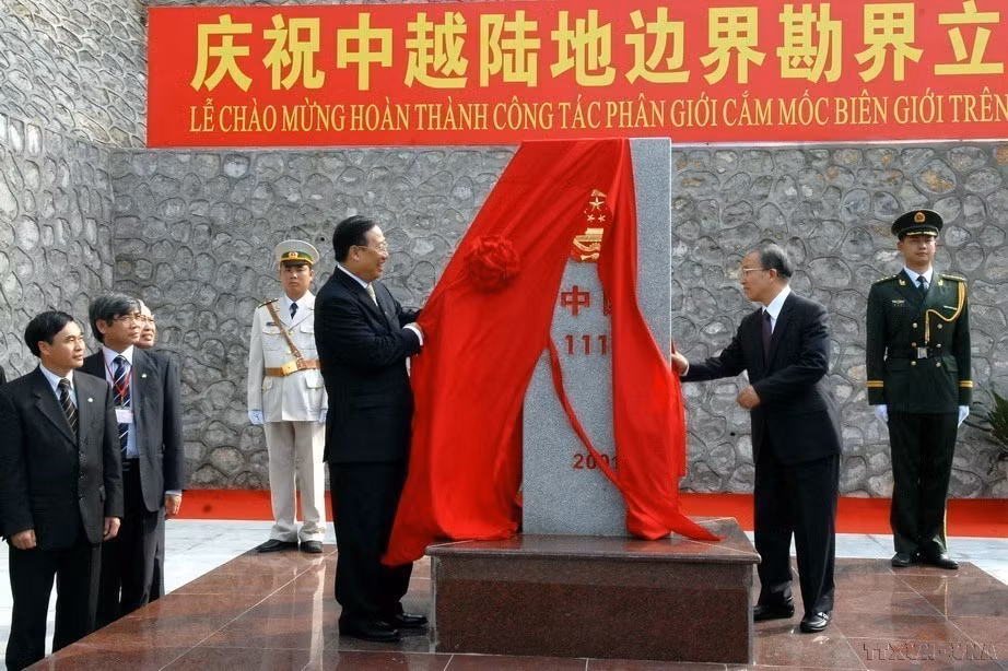 El viceprimer ministro y ministro de Relaciones Exteriores, Pham Gia Khiem, y el consejero de Estado chino, Dai Bingguo, inauguraron el marcador fronterizo 1117 (del lado chino) en la ceremonia para celebrar la finalización de la demarcación fronteriza Vietnam – China (23 de febrero de 2009). Foto: VNA