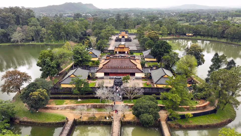 La Tumba Minh Mang (Hieu Lang), ubicada en la montaña Cam Ke, comuna de Huong Tho, ciudad de Huong Tra, es un destino popular entre los turistas que visitan la antigua capital de Hue. (Foto: VNA)