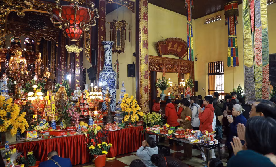 Los habitantes de Hanoi van a la pagoda de Quan Su en el primer día del Año Nuevo Lunar. (Fuente: VNA)