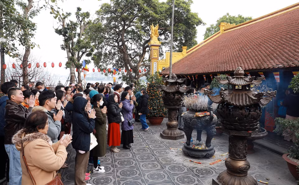 Los habitantes de Hanoi van a la pagoda de Tran Quoc en el primer día del Año Nuevo Lunar. (Fuente: VNA)