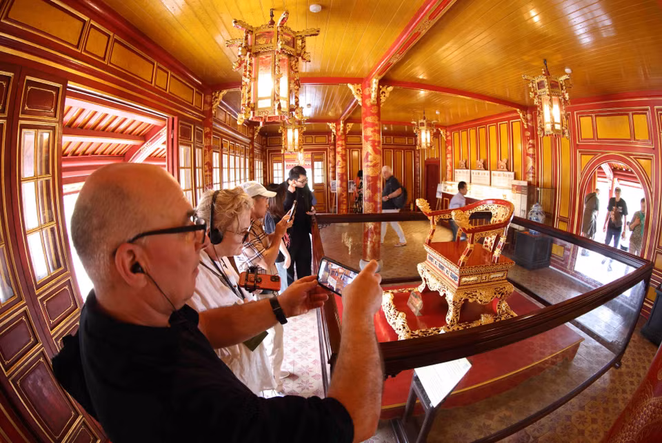 Visitantes en el Pabellón Ngu Phung de la Ciudad Imperial de Hue. (Foto: VNA)