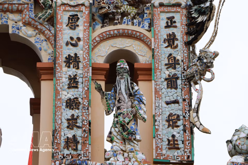 El arte de la ornamentación mediante mosaicos, elaborados con coloridas piezas de porcelana, realza la arquitectura de la pagoda Vinh Trang. Foto: VNA