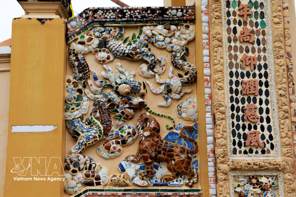 El uso de mosaicos de porcelana colorida resalta los rasgos arquitectónicos de la pagoda Vinh Trang. Foto: VNA