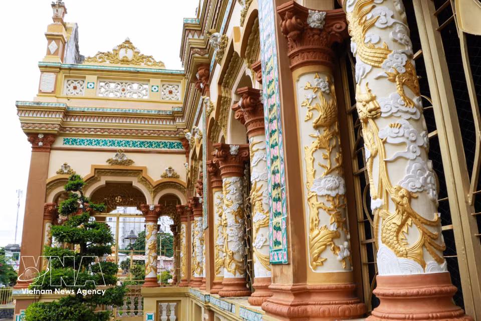 Los intrincados grabados en las columnas enriquecen aún más el valor artístico de la estructura. Foto: VNA