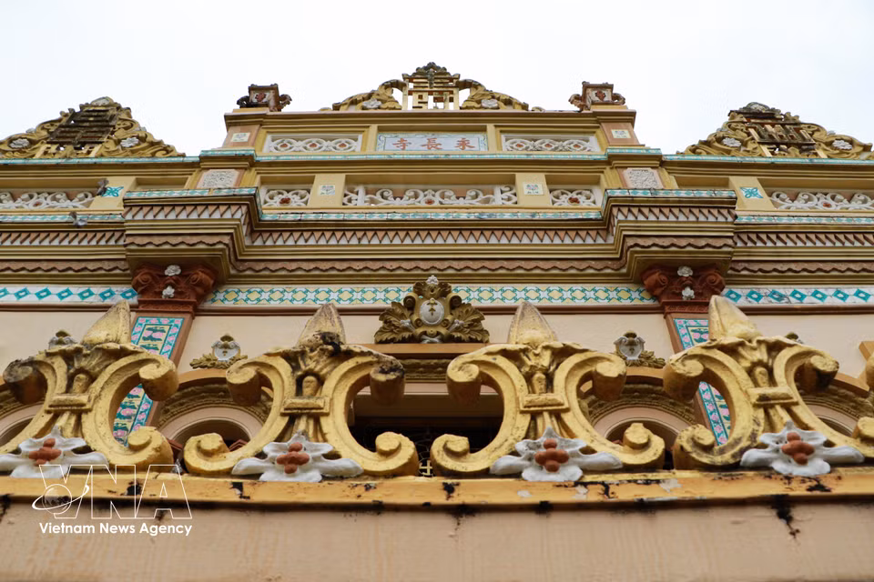 La combinación de elementos arquitectónicos asiáticos y europeos confiere a la pagoda Vinh Trang un atractivo único. Foto: VNA