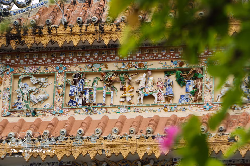 Motivos arquitectónicos profundamente arraigados en las tradiciones culturales orientales adornan la entrada de la pagoda Vinh Trang. Foto: VNA