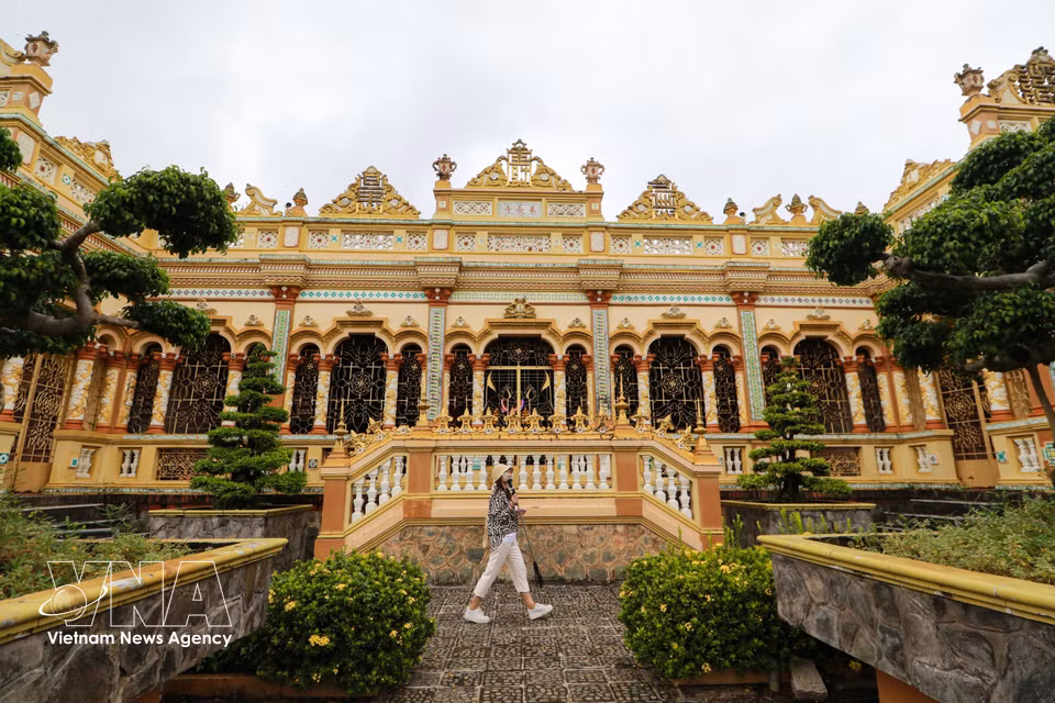 La pagoda Vinh Trang atrae a los visitantes no solo por su atmósfera serena, sino también por sus excepcionales cualidades arquitectónicas y escultóricas. Foto: VNA