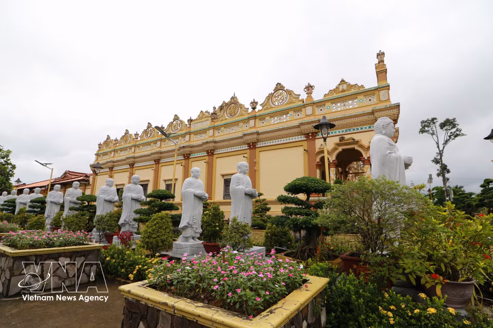 La diversidad de estilos arquitectónicos ofrece a los visitantes una variedad de perspectivas para explorar dentro de la pagoda. Foto: VNA