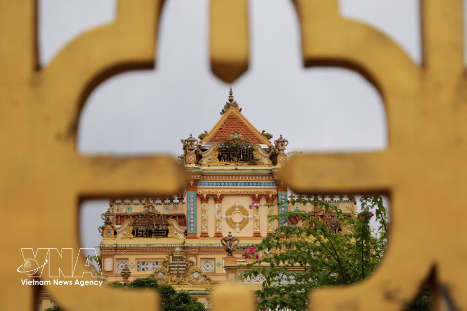La pagoda Vinh Trang destaca por su singular fusión de estilos arquitectónicos asiáticos y europeos. Foto: VNA