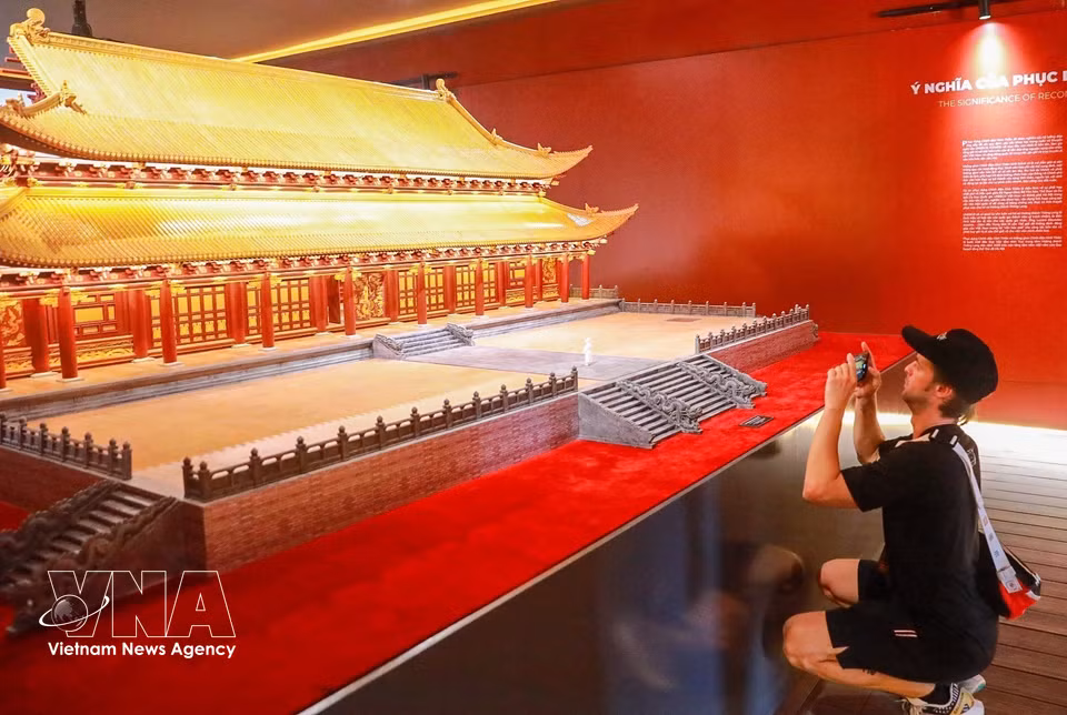 Visitantes observan la maqueta del Palacio Kinh Thien. Foto: VNA
