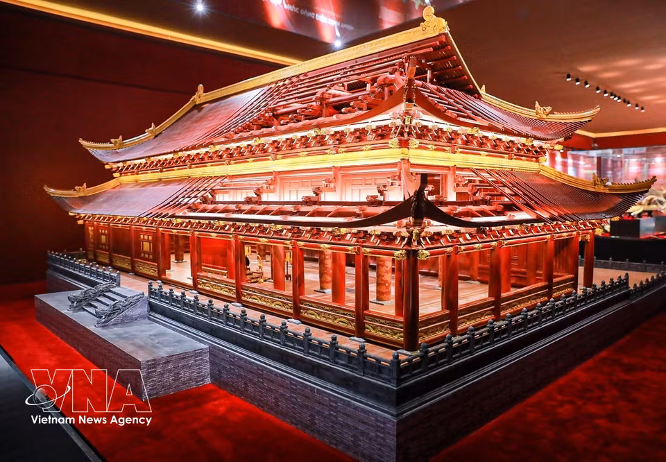 La exposición presenta una maqueta de la reconstrucción del Palacio Kinh Thien. Foto: VNA