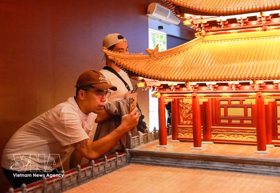 Visitantes observan la maqueta del Palacio Kinh Thien. Foto: VNA