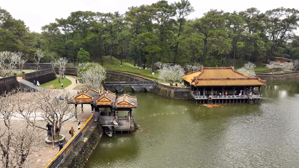 La Tumba de Tu Duc (Khiem Lang), construida en la ladera derecha de la colina Vong Canh, en la aldea de Thuy Ba, distrito de Thuy Xuan, ciudad de Hue, es un destino popular para los turistas que visitan la antigua capital de Hue. (Foto: VNA)
