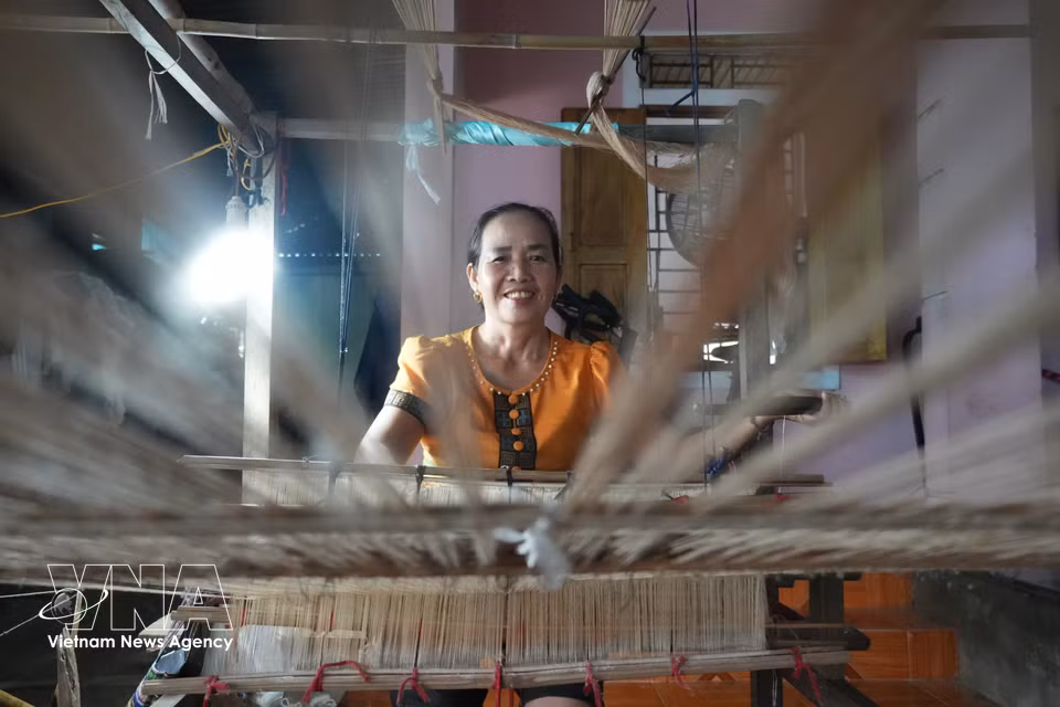 La artesana Ha Thi Hang, responsable de la aldea de tejido de brocado de Xieng, en la comuna de Mon Son, señala que la diversificación de los productos permite acercar los artículos artesanales a un mayor número de turistas. Foto: VNA