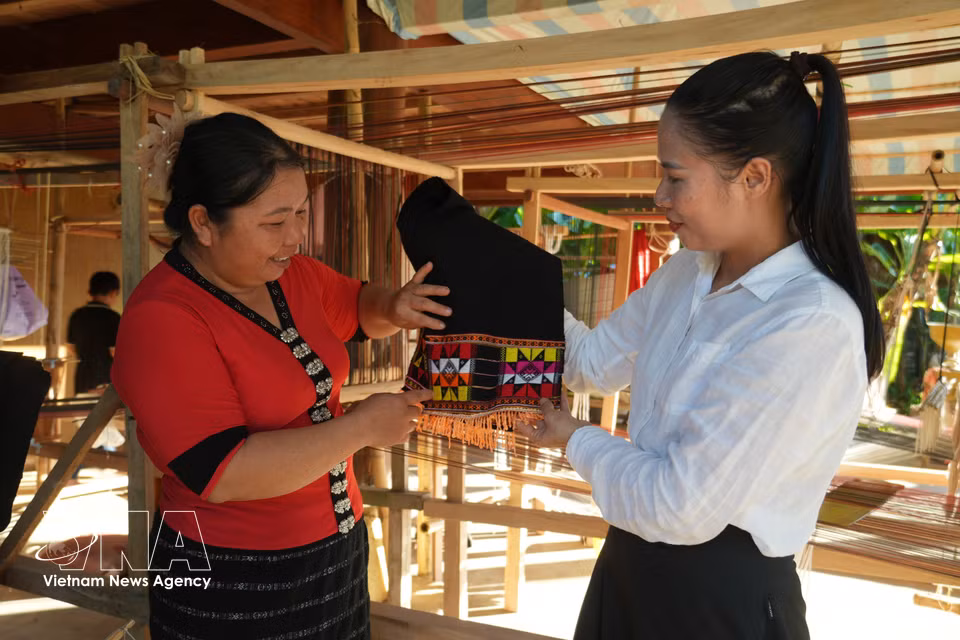 Además de aprender a elaborar los productos, las mujeres conocen mejor el significado de los motivos decorativos vinculados a la vida cultural de la etnia Thai. Foto: VNA
