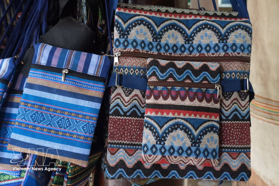 Además de las prendas tradicionales, los artesanos de la etnia Thai amplían su oferta con bufandas, bolsos de tela, pequeñas carteras, fundas para cuadernos y artículos de recuerdo, que conservan los motivos decorativos característicos y responden, al mismo tiempo, a las preferencias de los consumidores. Foto: VNA
