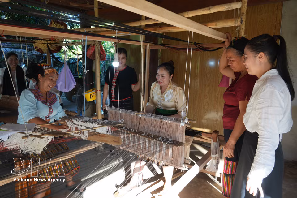 En numerosas aldeas del oeste de Nghe An, el tejido de brocado se ha transmitido de generación en generación, dando lugar a productos con características propias de la etnia Thai. Foto: VNA