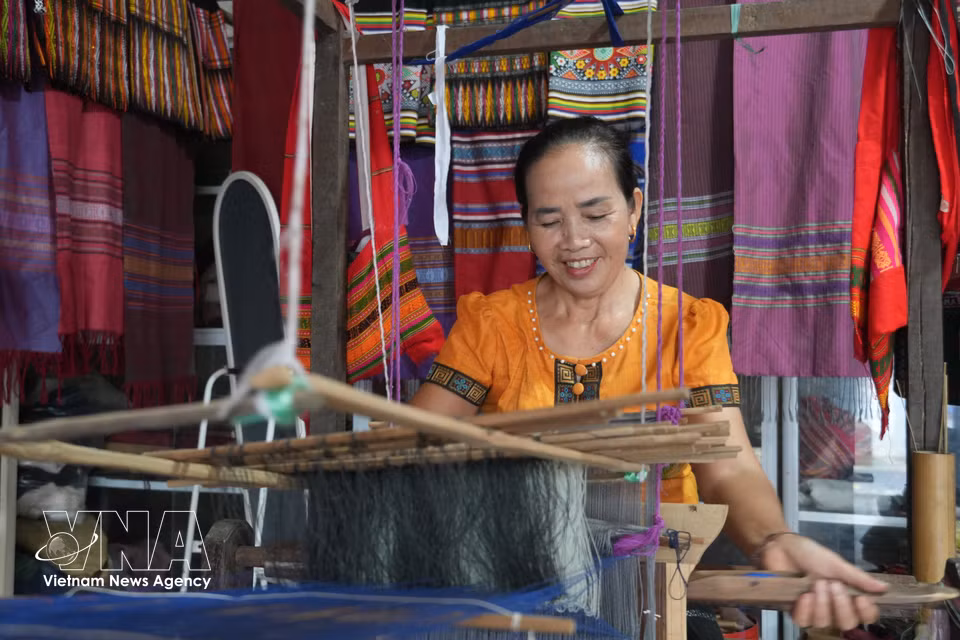 En la aldea de Xieng, comuna de Mon Son, los telares tradicionales contribuyen a preservar los rasgos culturales distintivos de la etnia Thai y, al mismo tiempo, se convierten en un atractivo de los recorridos de turismo comunitario. Foto: VNA