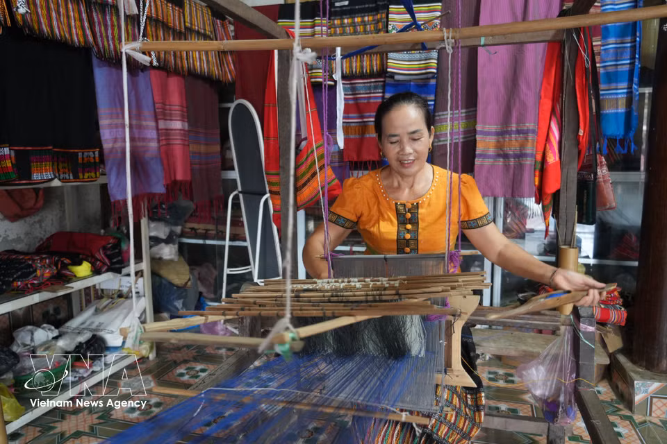 En la aldea de Xieng, comuna de Mon Son, los telares tradicionales contribuyen a preservar los rasgos culturales distintivos de la etnia Thai y, al mismo tiempo, se convierten en un atractivo de los recorridos de turismo comunitario. Foto: VNA
