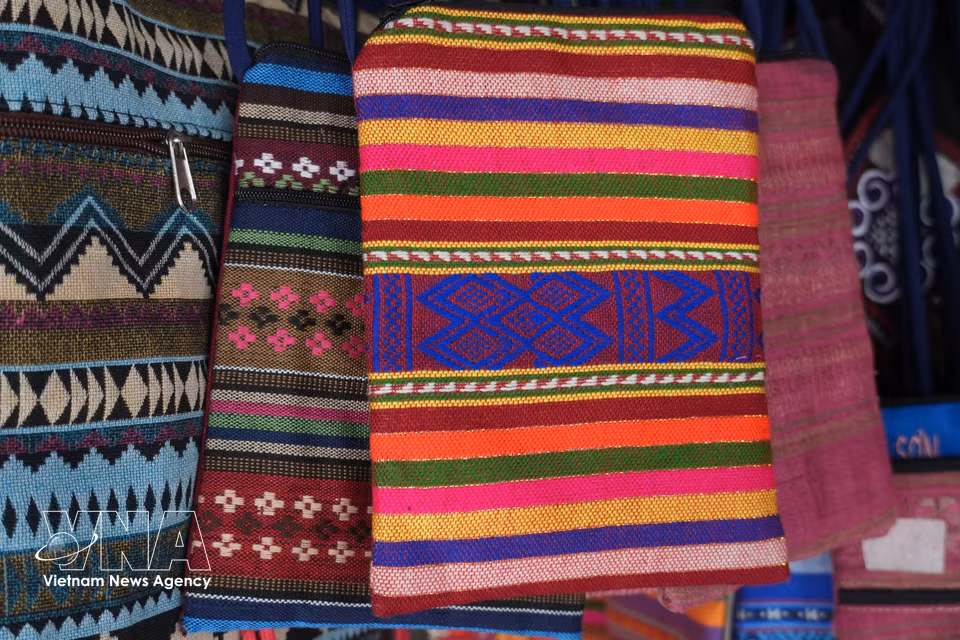 Además de las prendas tradicionales, los artesanos de la etnia Thai amplían su oferta con bufandas, bolsos de tela, pequeñas carteras, fundas para cuadernos y artículos de recuerdo, que conservan los motivos decorativos característicos y responden, al mismo tiempo, a las preferencias de los consumidores. Foto: VNA