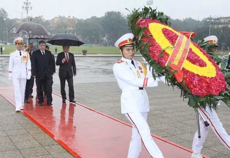 Una delegación del Ministerio de Asuntos Exteriores de Kirguistán encabezada por el ministro Abdyldaev Erlan Bekeshovich depositó flores y visitó el Mausoleo del Presidente Ho Chi Minh en Hanoi, el 18 de febrero de 2014). (Foto: VNA)