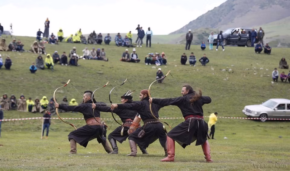Los kirguises practican deportes tradicionales durante un festival en Biskek. (Foto: VNA)
