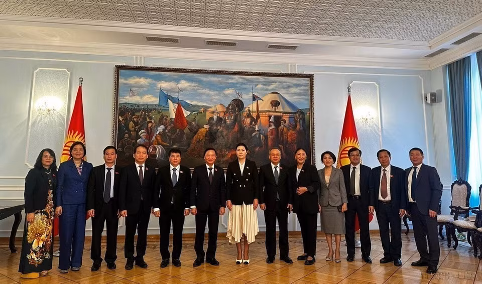 El vicepresidente de la Asamblea Nacional, Nguyen Khac Dinh mantuvo conversaciones con la vicepresidenta del Consejo Supremo de Kirguistán, Dzhamilia Isaeva durante su visita al país de Asia Central, del 29 al 30 de septiembre de 2023. (Foto: VNA)